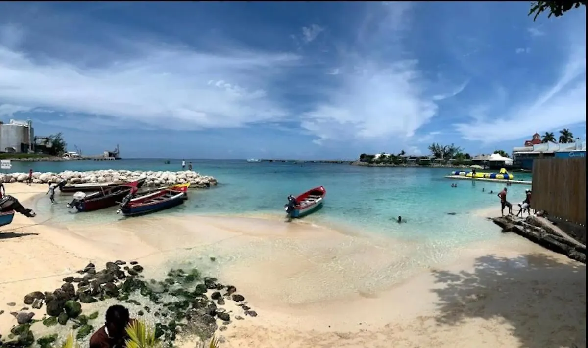 Montana Villa - Luxury 2-Bedroom Stay Near Ocho Rios Attractions