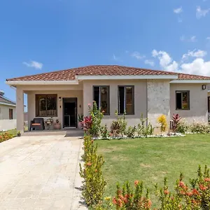 Sun Shine Luxury 2 Bedroom Pool & Gym St Ann Ocho Rios
