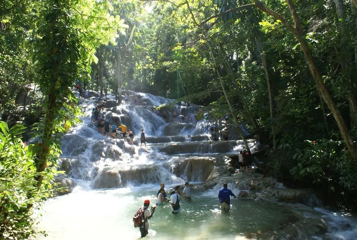 Montana Villa - Luxury 2-Bedroom Stay Near Ocho Rios Attractions Jamaica